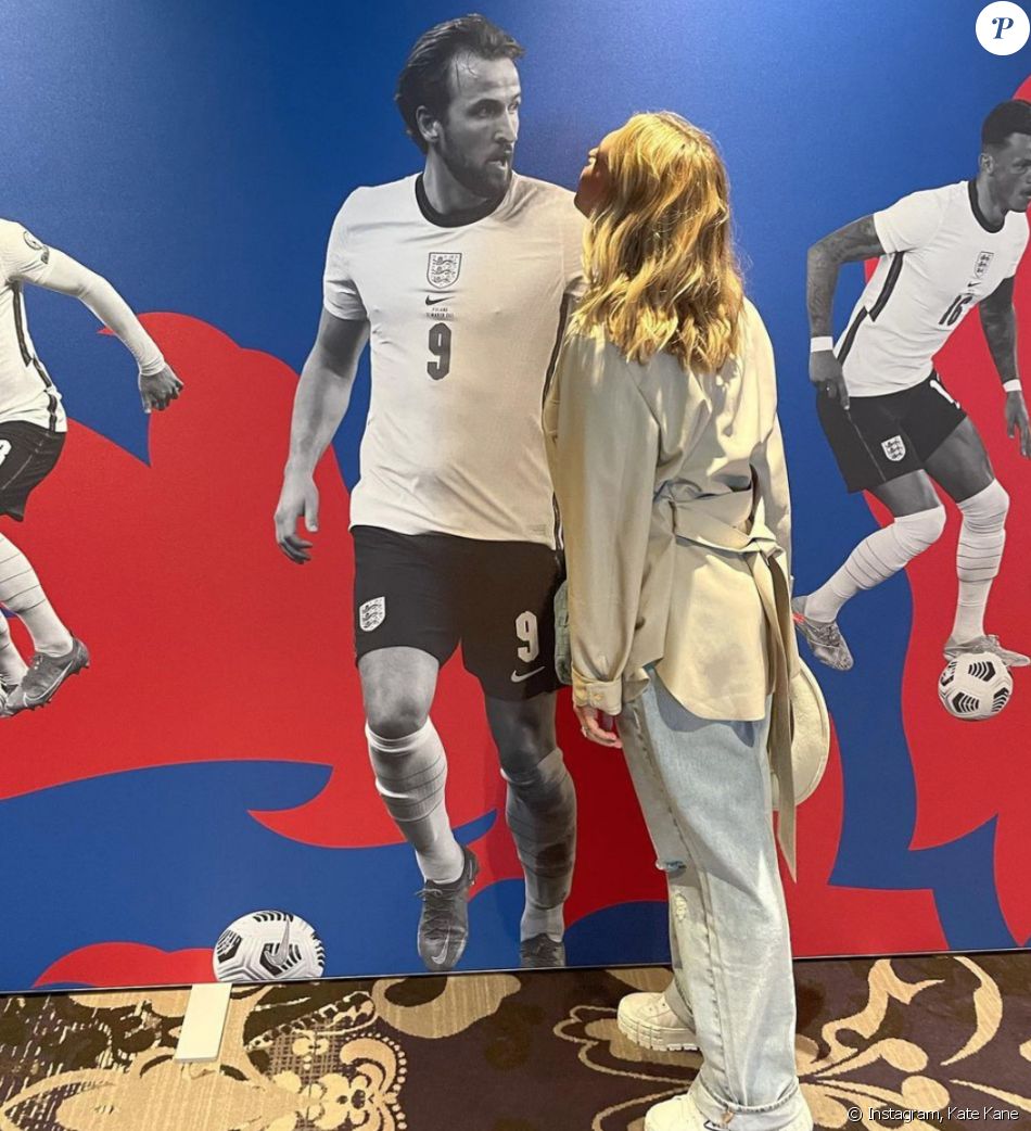 Kate Kane embrasse une photo de son mari Harry Kane, capitaine de l'équipe d'Angleterre à l'Euro 2020. Juillet 2021.