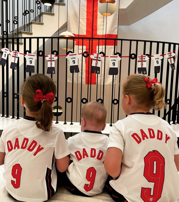 Vivienne, Louis et Ivy (bientôt 3 ans, bientôt 7 mois et 4 ans), les enfants de Harry Kane et son épouse Kate Kane, ont soutenu l'équipe d'Angleterre à l'Euro 2020. Juin 2021.