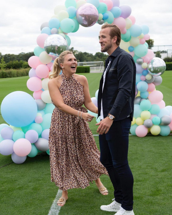 Harry Kane et son épouse Kate lors de la baby-shower pour leur troisième enfant. Juillet 2020.