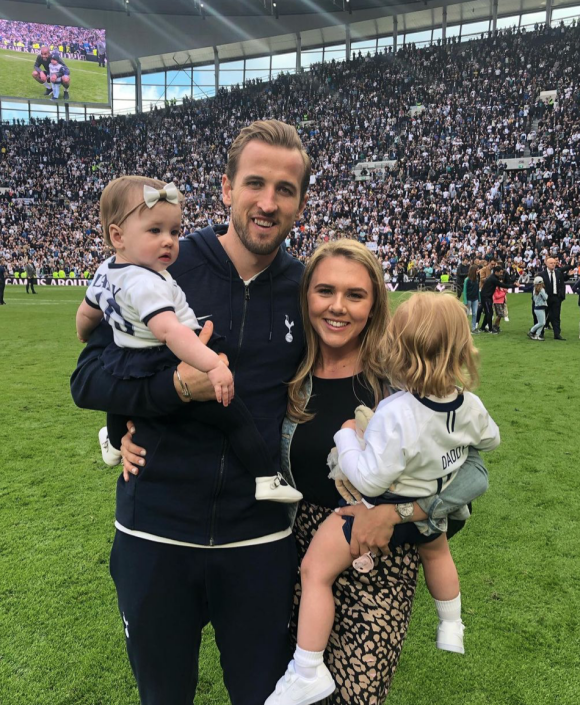 Harry Kane, son épouse Kate et leurs deux filles, Ivy et Vivienne. Mai 2019.