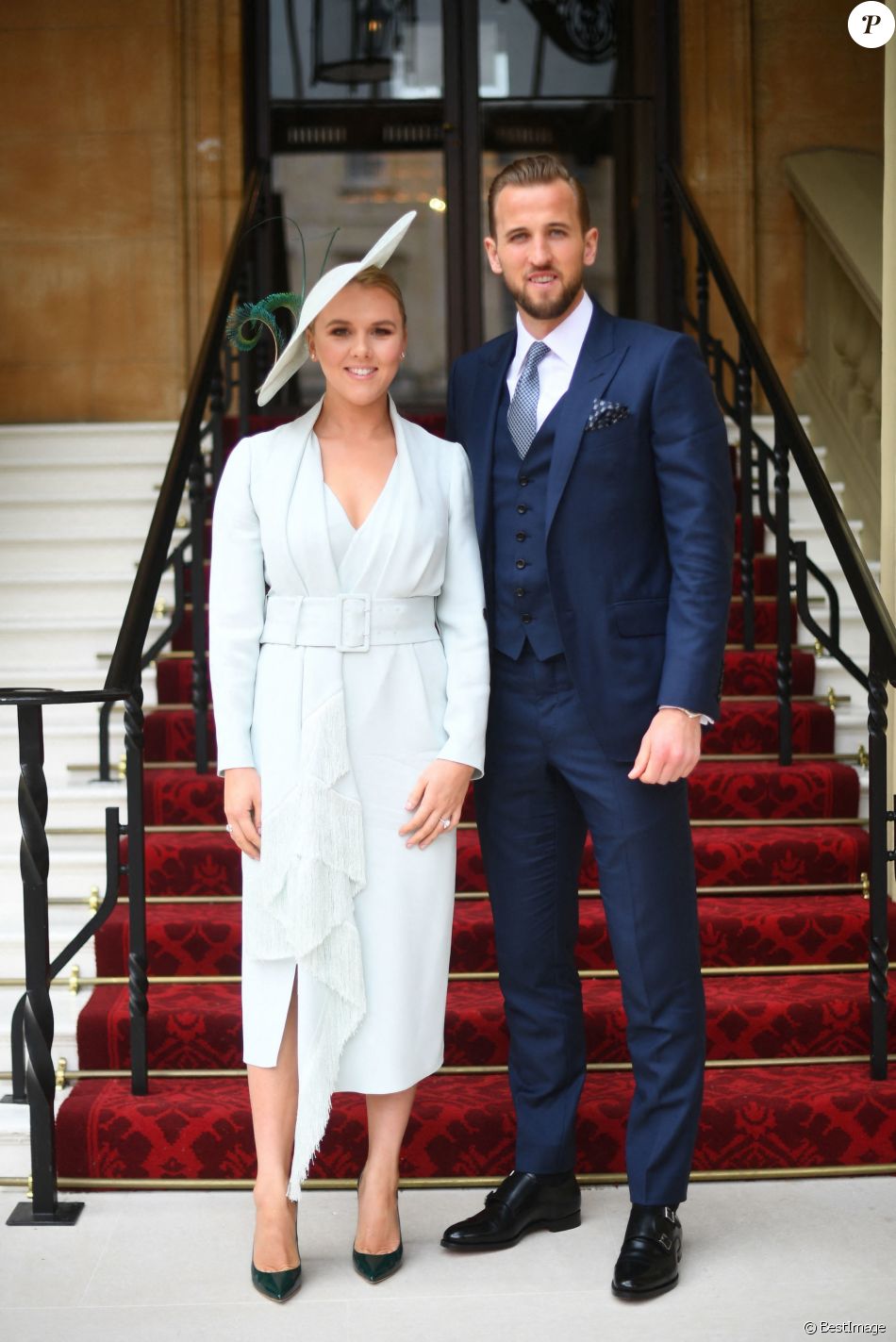Le footballeur Harry Kane et sa femme Kate Kane posent devant le palais de Buckingham avant sa remise de médaille de l'ordre de l'empire britannique. Londres, le 28 mars 2019.