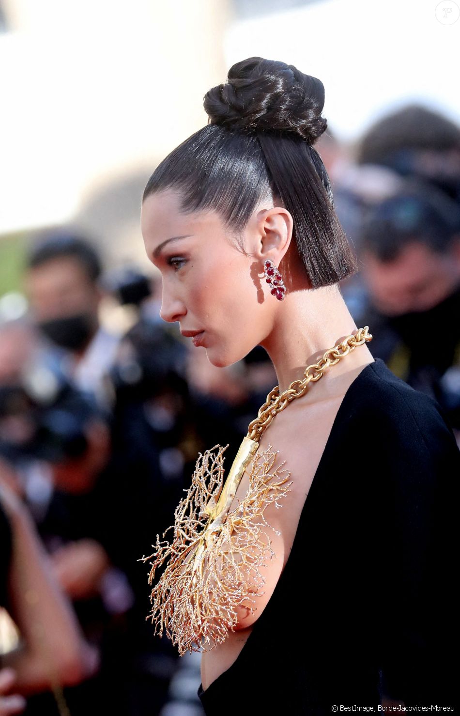 Bella Hadid - Montée des marches du film " Three Floors / Tre Piani" lors du 74ème Festival International du Film de Cannes. Le 11 juillet 2021 © Borde-Jacovides-Moreau / Bestimage