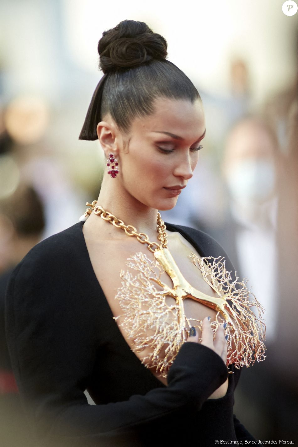 Bella Hadid - Montée des marches du film " Three Floors / Tre Piani" lors du 74ème Festival International du Film de Cannes. Le 11 juillet 2021 © Borde-Jacovides-Moreau / Bestimage