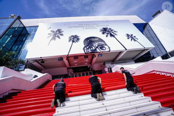 Pose du tapis rouge devant le palais des festivals, quelques heures avant l'ouverture du festival de Cannes. © Norbert Scanella / Panoramic / Bestimage 