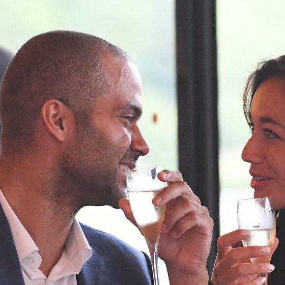 Tony Parker et sa compagne Alizé Lim à l'Hippodrome Paris Longchamp le 17 juin 2021. © Coadic Guirec / Bestimage