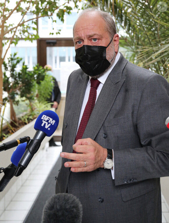 Le ministre de la justice, garde des Sceaux, Eric Dupond-Moretti au centre chargé des appels émis par les "téléphones grave danger" pour la Lutte contre les féminicides à Châtillon, France, le 14 mai 2021. © Panoramic/Bestimage