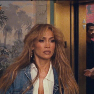 Jennifer Lopez et R. Alejandro dans le clip vidéo 'Cambia el Paso' - le 9 juillet 2021 