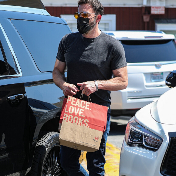 Jennifer Lopez et Ben Affleck déjeunent avec leurs enfants au Country Mart de Brentwood, Los Angeles, Californie, Etats-Unis, le 9 juillet 2021. 