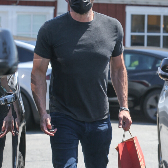 Jennifer Lopez et Ben Affleck déjeunent avec leurs enfants au Country Mart de Brentwood, Los Angeles, Californie, Etats-Unis, le 9 juillet 2021. 