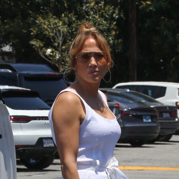 Jennifer Lopez et Ben Affleck déjeunent avec leurs enfants au Country Mart de Brentwood, Los Angeles, Californie, Etats-Unis.