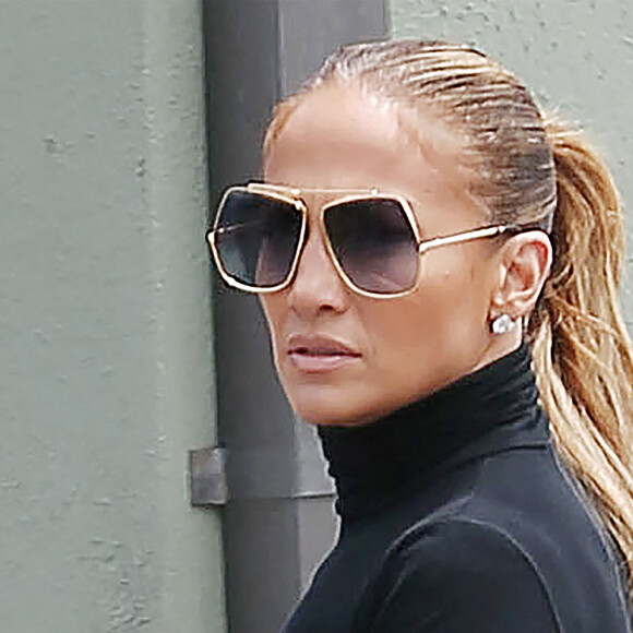 Jennifer Lopez visite avec son fils Max (Maximilian) une école privée de Santa Monica, Los Angeles, Californie, Etats-Unis, le 10 juillet 2021.