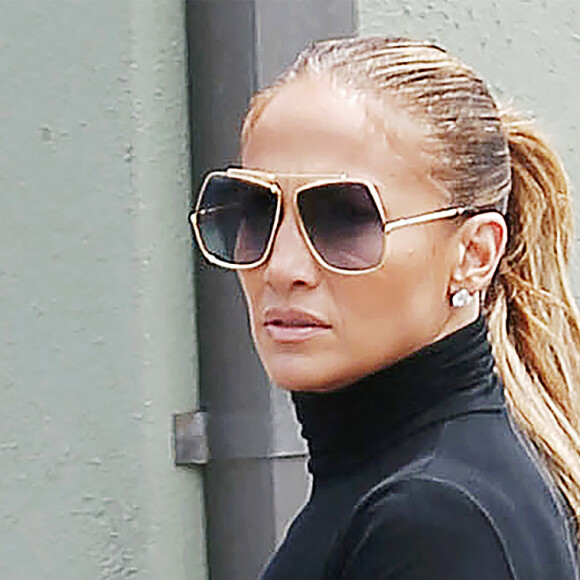 Jennifer Lopez visite avec son fils Max (Maximilian) une école privée de Santa Monica, Los Angeles, Californie, Etats-Unis, le 10 juillet 2021.