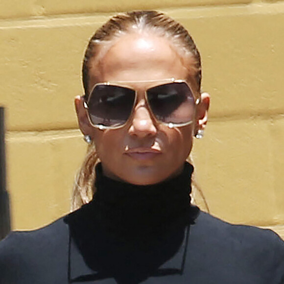 Jennifer Lopez visite avec son fils Max (Maximilian) une école privée de Santa Monica, Los Angeles, Californie, Etats-Unis, le 10 juillet 2021. -