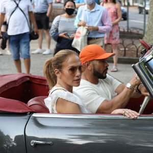 Jennifer Lopez porte une magnifique robe blanche pour aller faire du shopping avec sa soeur Linda et sa manager dans les Hamptons à New York, le 5 juillet 2021 