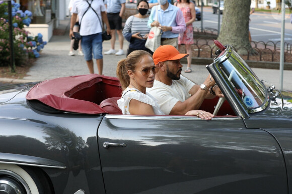 Jennifer Lopez porte une magnifique robe blanche pour aller faire du shopping avec sa soeur Linda et sa manager dans les Hamptons à New York, le 5 juillet 2021 