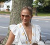 Jennifer Lopez porte une magnifique robe blanche pour aller faire du shopping avec sa soeur Linda et sa manager dans les Hamptons à New York