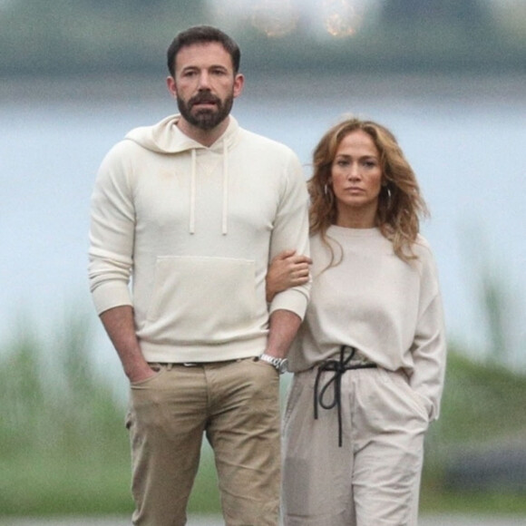 Jennifer Lopez et son compagnon Ben Affleck se promènent en amoureux dans les Hamptons lors du week end du 4 juillet . New York, le 3 juillet 2021. 