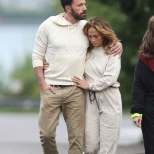 Jennifer Lopez et son compagnon Ben Affleck se promènent en amoureux dans les Hamptons lors du week end du 4 juillet . New York, le 3 juillet 2021. 