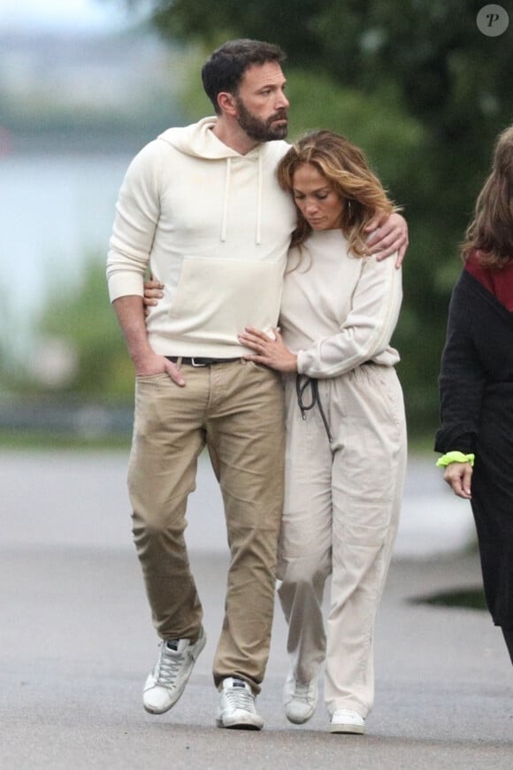 Jennifer Lopez et son compagnon Ben Affleck se promènent en amoureux dans les Hamptons lors du week end du 4 juillet . New York, le 3 juillet 2021. 
