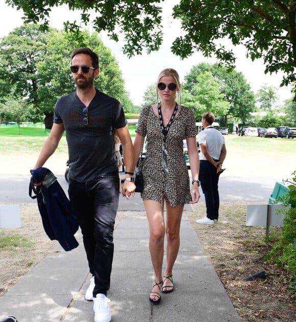 Lara Stone et son compagnon David Grievson arrivent à Wimbledon à Londres, le 13 juillet 2019.
