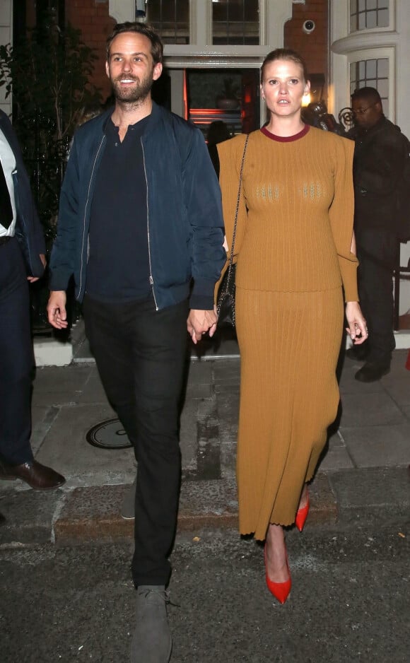 Lara Stone, David Grievson arrivent à la soirée "Victoria Beckham X Vogue" au Mark's Club lors de la London Fashion Week, le 16 septembre 2018.