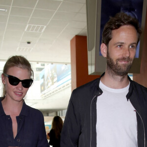 Lara Stone et son compagnon David Grievson arrivent à l'aéroport de Nice lors du 71ème Festival International du Film de Cannes, le 16 mai 2018.