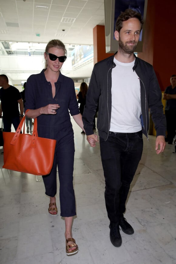 Lara Stone et son compagnon David Grievson arrivent à l'aéroport de Nice lors du 71ème Festival International du Film de Cannes, le 16 mai 2018.