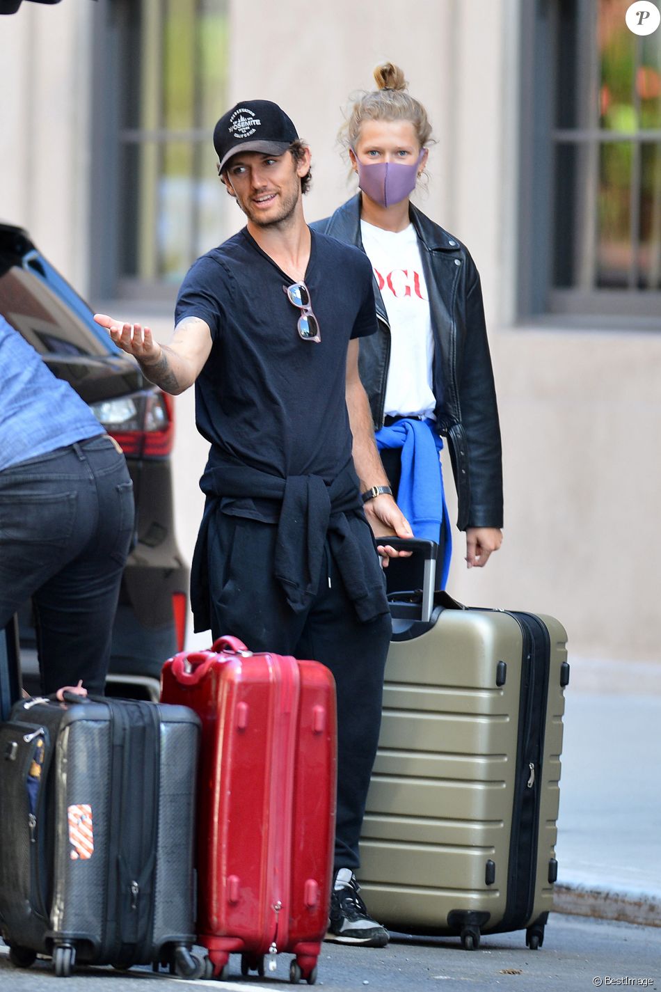 Alex Pettyfer arbore fièrement sa bague de fiançailles au côté de sa compagne Toni Garn à New York, le 3 juin 2020.