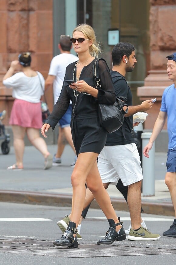 Toni Garrn se balade dans les rues de New York, le 19 août 2019.