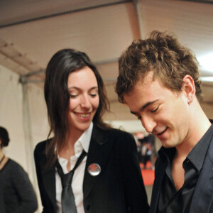 Renan Luce et Lolita Séchan en coulisses des Victoires de la musique en 2008 à Paris.