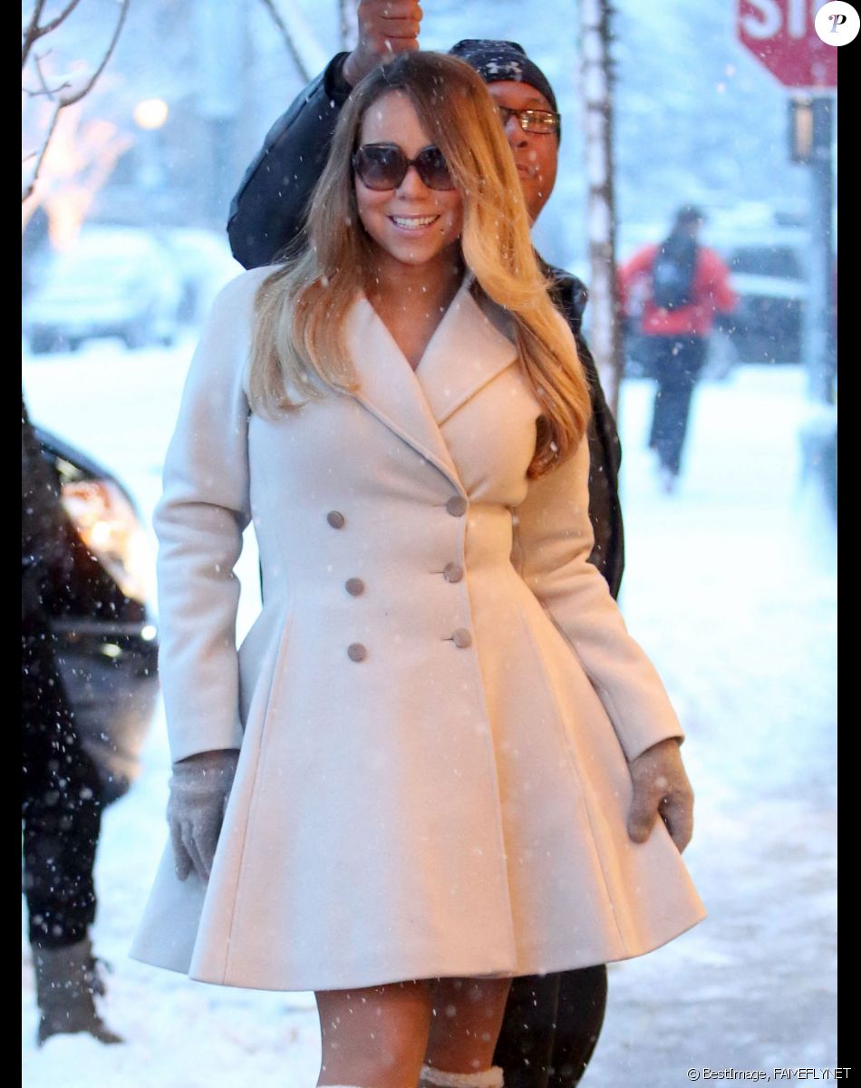 La chanteuse Mariah Carey et ses jumeaux Monroe et Moroccan Cannon font du shopping sous la neige pendant leur sejour a Aspen, dans le Colorado, le 20 decembre 2013.