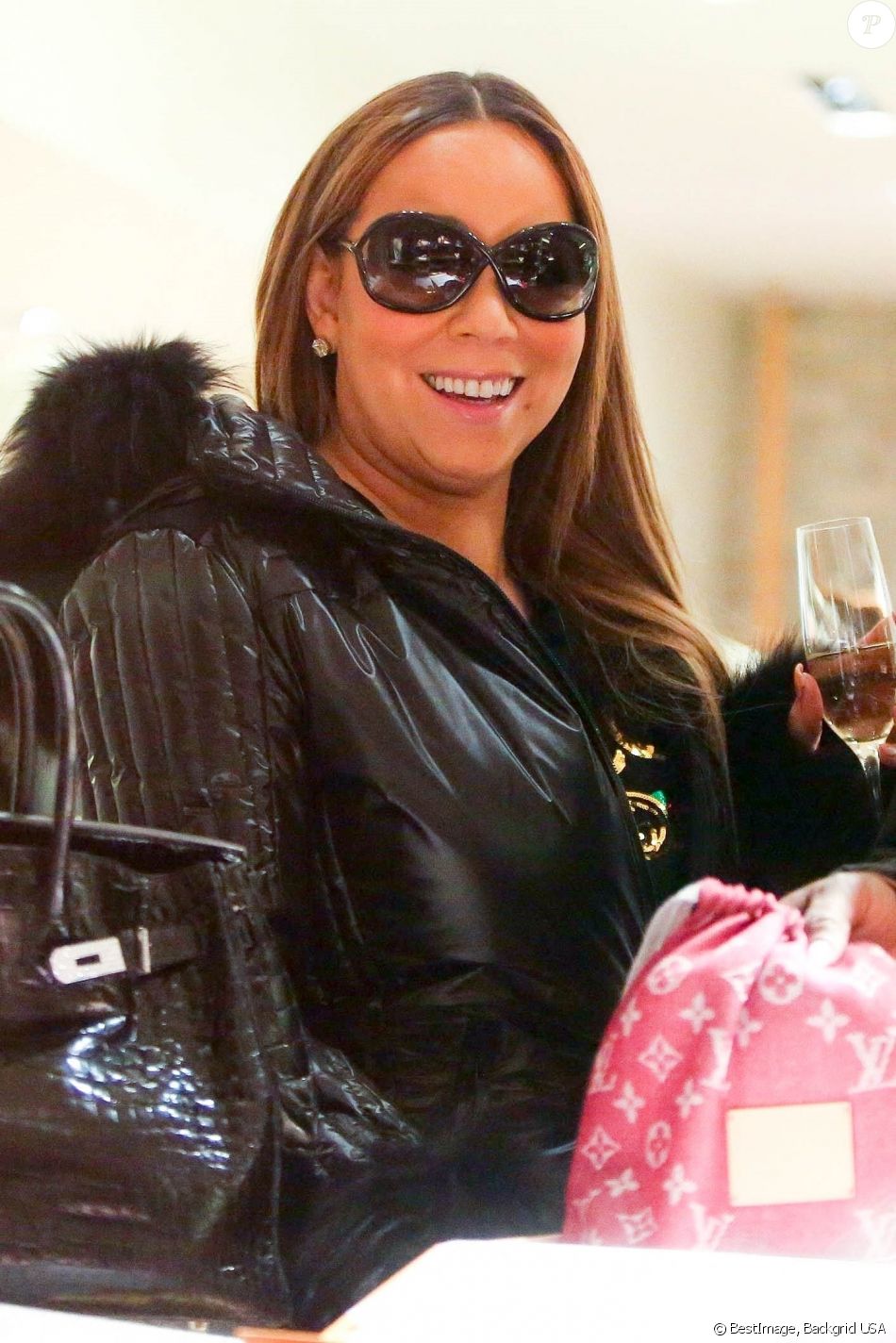 Mariah Carey et son compagnon Bryan Tanaka en shopping chez Louis Vuitton pendant leurs vacances de Noël dans la station de ski de Aspen. Le 23 décembre 2018