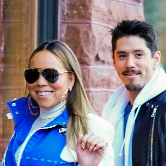 Mariah Carey jette des boules de neige avec son petit ami Bryan Tanaka sur les photographes à Aspen Le 22 décembre 2018