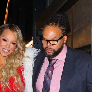 Mariah Carey est allée diner au restaurant Tao avec ses enfants Monroe et Moroccan Cannon ainsi que son compagnon Bryan Tanaka à New York. Mariah fait tomber son châle en fourrure avant d'entrer dans le restaurant. Le 15 décembre 2019