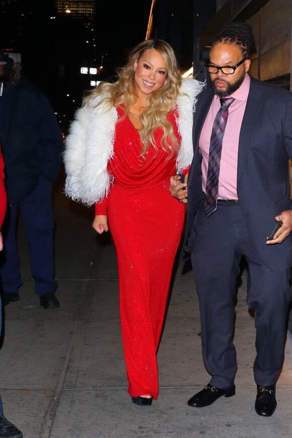 Mariah Carey est allée diner au restaurant Tao avec ses enfants Monroe et Moroccan Cannon ainsi que son compagnon Bryan Tanaka à New York. Mariah fait tomber son châle en fourrure avant d'entrer dans le restaurant. Le 15 décembre 2019