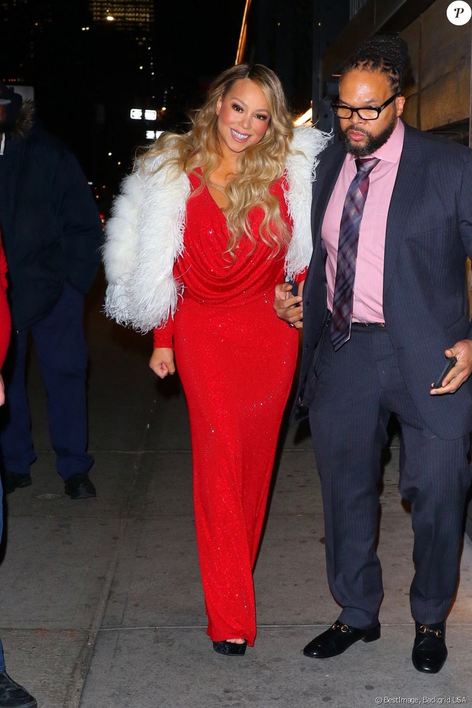 Mariah Carey est allée diner au restaurant Tao avec ses enfants Monroe et Moroccan Cannon ainsi que son compagnon Bryan Tanaka à New York. Mariah fait tomber son châle en fourrure avant d&#039;entrer dans le restaurant. Le 15 décembre 2019