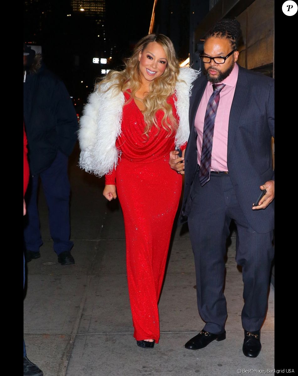 Mariah Carey est allée diner au restaurant Tao avec ses enfants Monroe et Moroccan Cannon ainsi que son compagnon Bryan Tanaka à New York. Mariah fait tomber son châle en fourrure avant d'entrer dans le restaurant. Le 15 décembre 2019