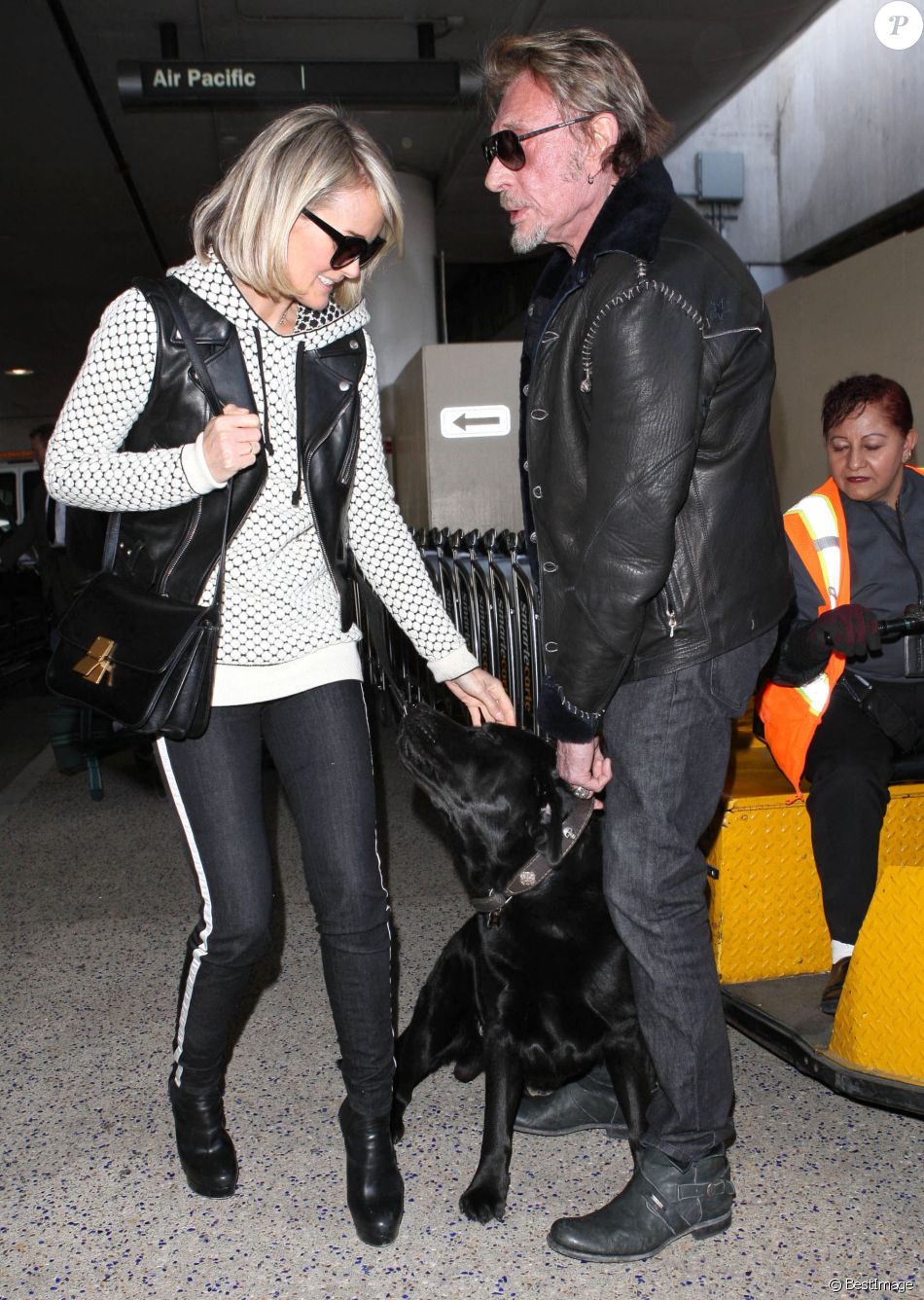 Johnny Hallyday, Laeticia et leurs filles Jade et Joy arrivent à l'aéroport de Los Angeles avec leur chien Santos. Le 10 fevrier 2013.