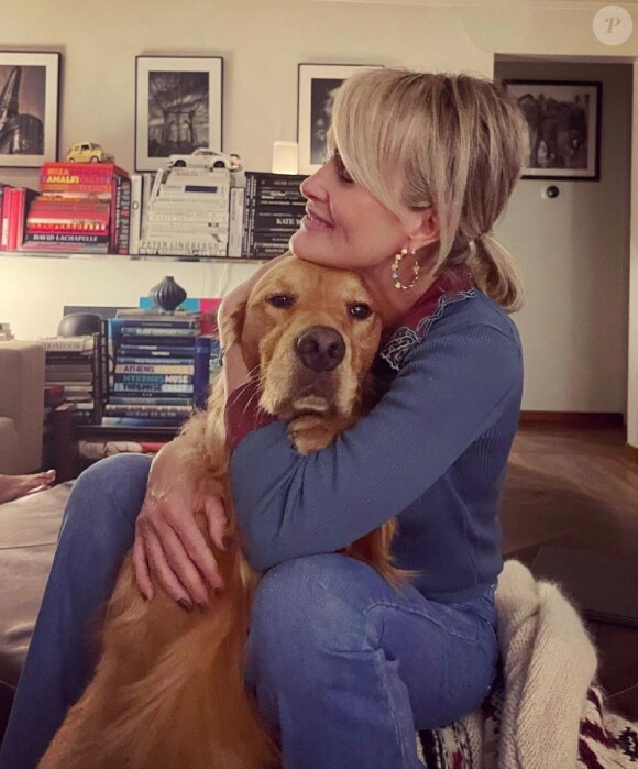 Laeticia Hallyday et le chien Bono Patapouffe sur Instagram. Le 11 juin 2021.