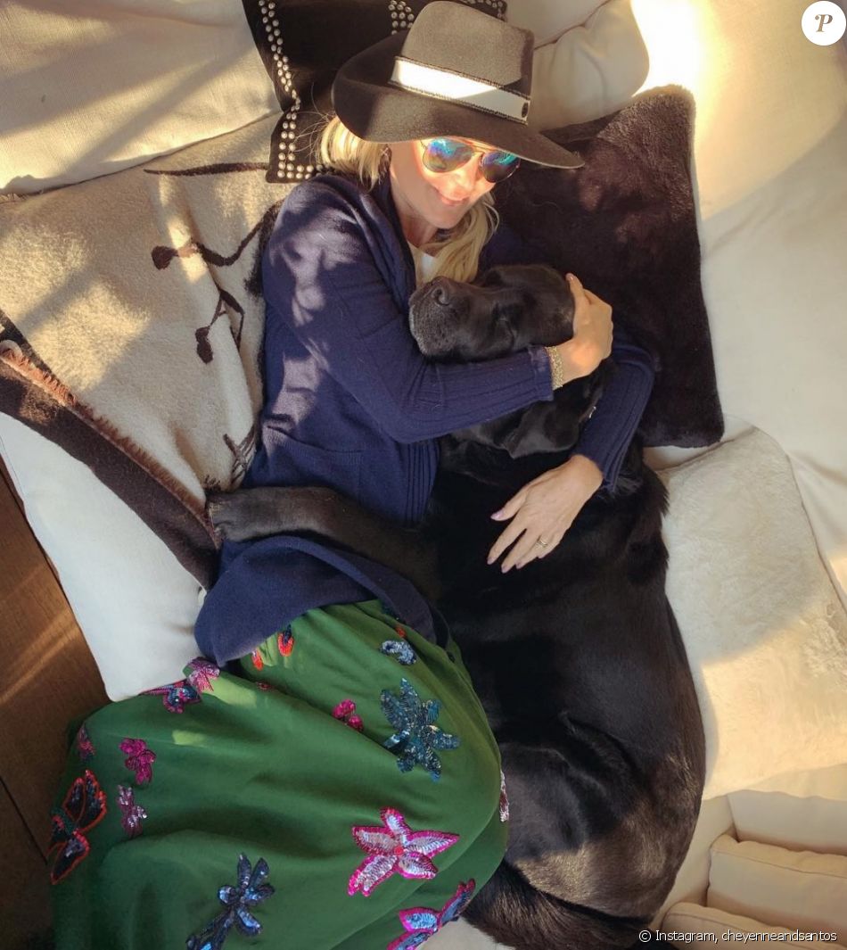 Laeticia Hallyday et son chien Santos sur Instagram.