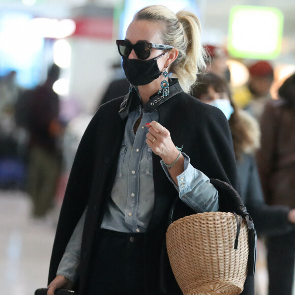 Laeticia Hallyday est à l'aéroport de Roissy-Charles-de-Gaulle pour prendre un vol à destination de Los Angeles. Paris, le 17 mars 2021.