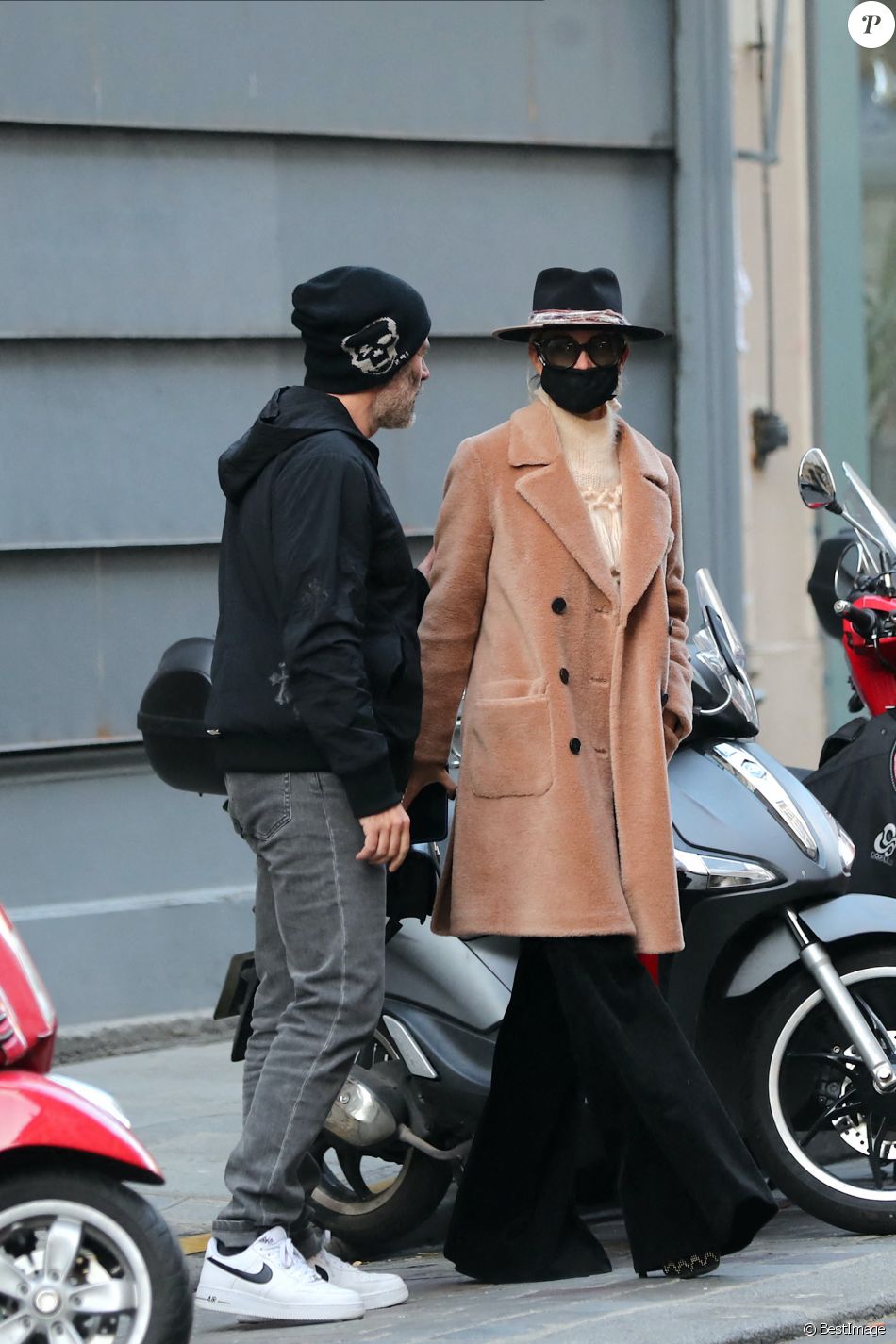 Laeticia Hallyday et son compagnon Jalil Lespert ont été déjeuner chez l'avocat fiscaliste Pierre Pradier à Paris, le 9 janvier 2021.