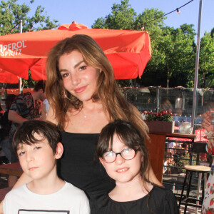 Lola Marois et ses enfants Bella et Jules - People à l'évènement "Les Brunchs du Shelby" by Brahim Zaibat et Noam Chouat au Concorde Atlantique à Paris, le 13 juin 2021. © Baldini/Bestimage