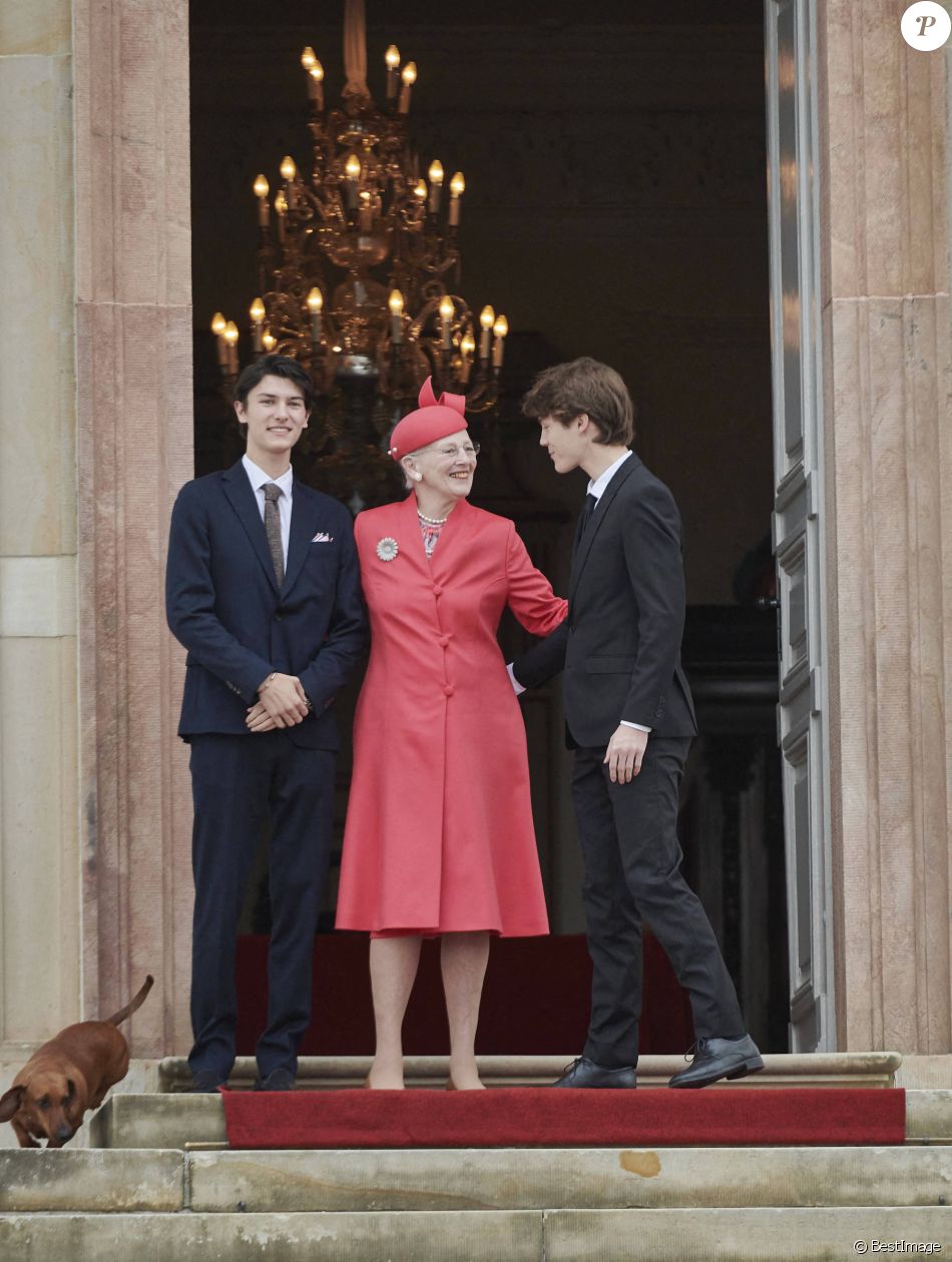 La reine Margrethe II avec ses petits-fils, le prince Nikolai et le prince Felix - La famille royale du Danemark lors de la confirmation du prince Christian en l'église du château de Fredensborg, Danemark, le 15 mai 2021.