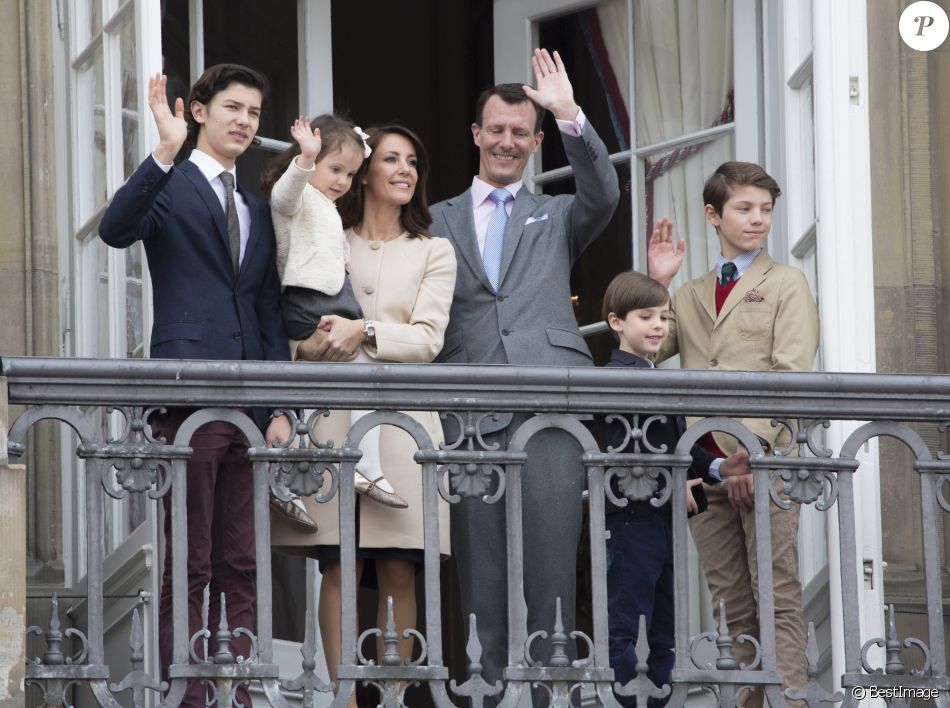 La princesse Marie, le prince Joachim de Danemark, et leurs enfants, le prince Nikolaï, le prince Henrik, le prince Félix et la princesse Athéna - La famille royale de Danemark salue la foule à l'occasion du 76ème anniversaire de la reine Margrethe depuis le balcon du château Amalienborg à Copenhague. Le 16 avril 2016