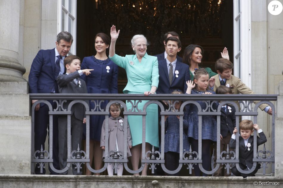 La reine Margrethe II de Danemark entourée du prince Frederik, de la princesse princesse Mary de leurs enfants le prince Christian, la princesse Isabella, du prince Vincent et de la princesse Josephine, du prince Joachim, de la prince Marie et de leurs enfants le prince Nikolai, le prince Felix, le prince Henrik, la princesse Athena - Célébrations pour les 75 ans de la reine Margrethe II de Danemark à Copenhague le 16 avril 2015