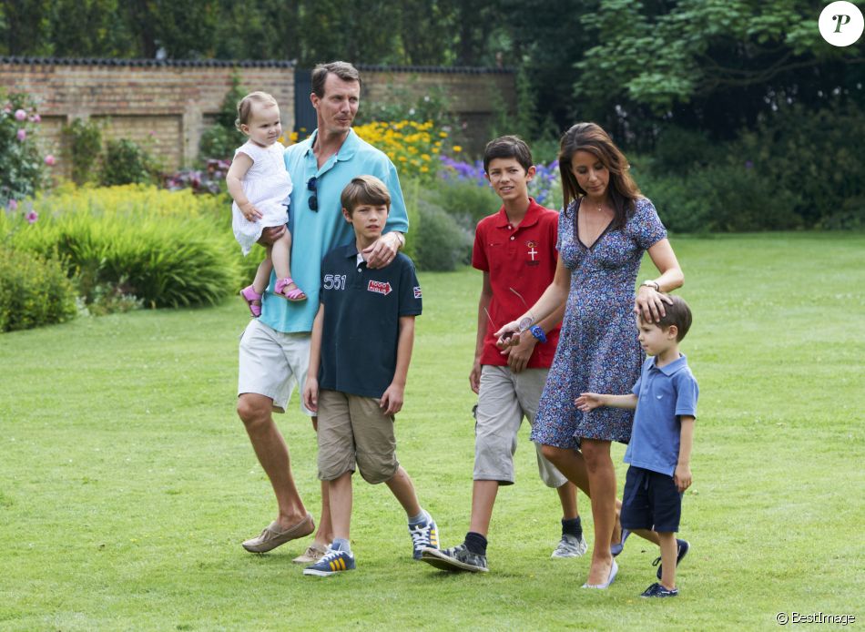 Le prince Joachim, la princesse Marie, et leurs enfants la princesse Athena, le prince Felix, le prince Nikolai et le prince Henrik de Danemark - La famille royale de Danemark pose pour les photographes au palais de Grasten. Le 26 juillet 2013