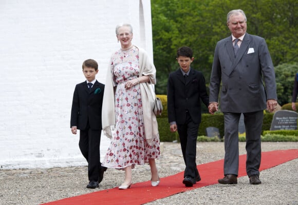 La reine Margrethe, le prince Henri et leurs petits-fils, le prince Felix et le prince Nikolai - Baptêmen de la princesse Athena à Mogeltonder en 2012. 