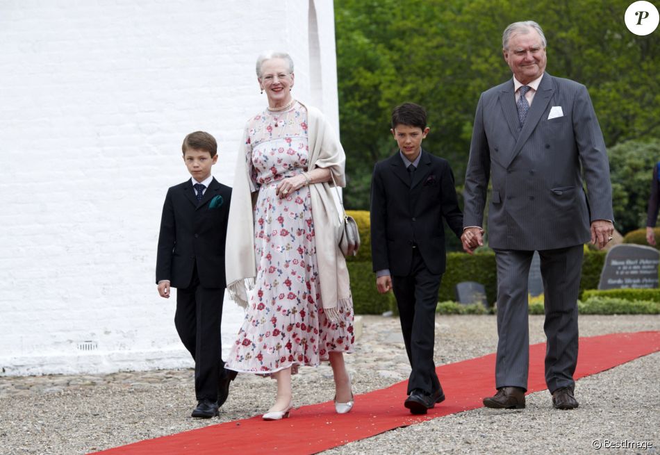 La reine Margrethe, le prince Henri et leurs petits-fils, le prince Felix et le prince Nikolai - Baptêmen de la princesse Athena à Mogeltonder en 2012.