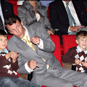 Le prince Joachim de Danemark avec ses fils, le prince Nikolai et le prince Felix à Copenhague en 2008.